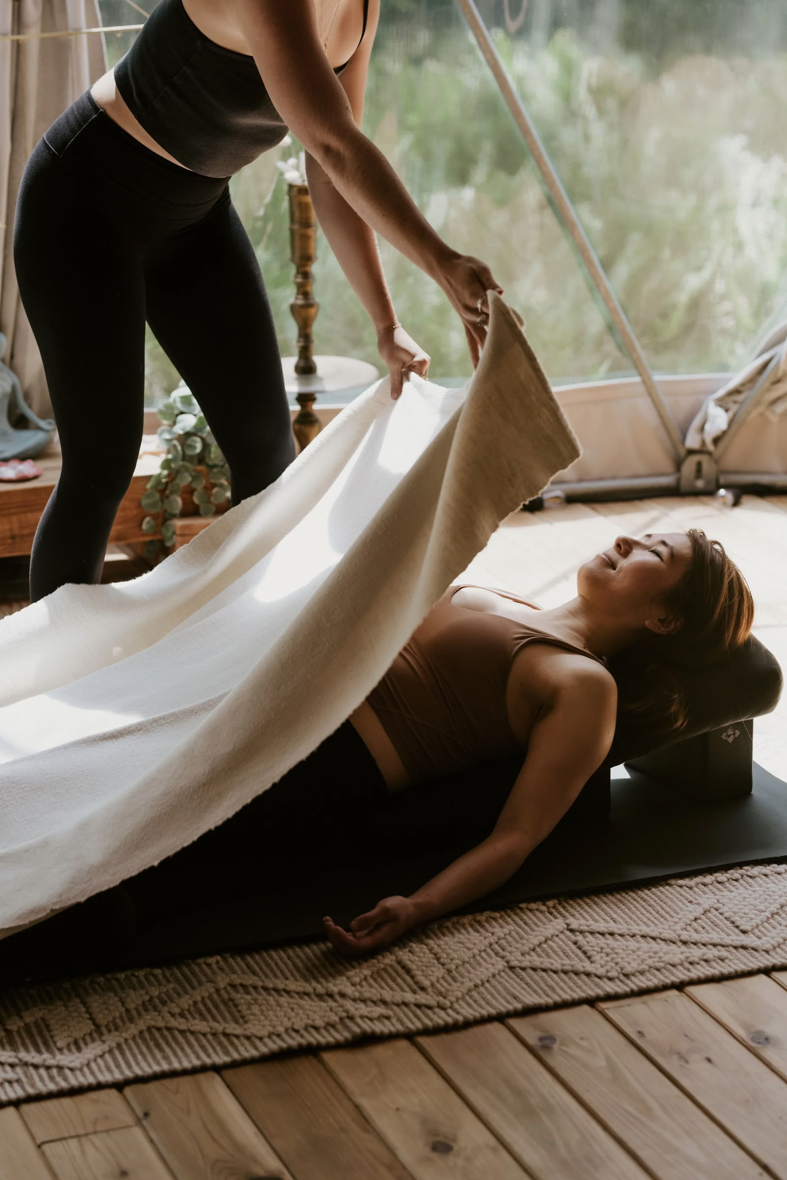 «Восхождение: иммерсивный опыт йоги и звуковой ванны с Хадисом Киани | Nectar Yoga»
