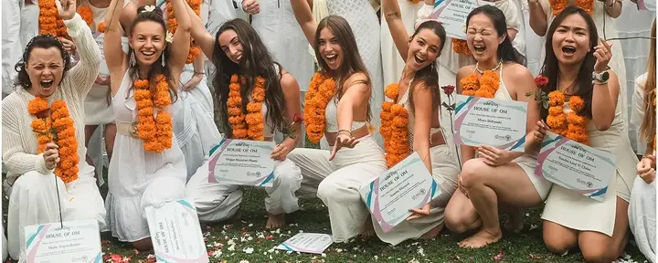 Гибридный курс подготовки преподавателей йоги на 200/300 часов