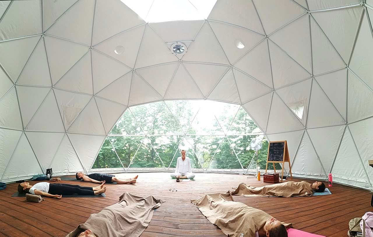 200-часовой курс RYT · Тоскана, Италия · сертифицировано Yoga Alliance