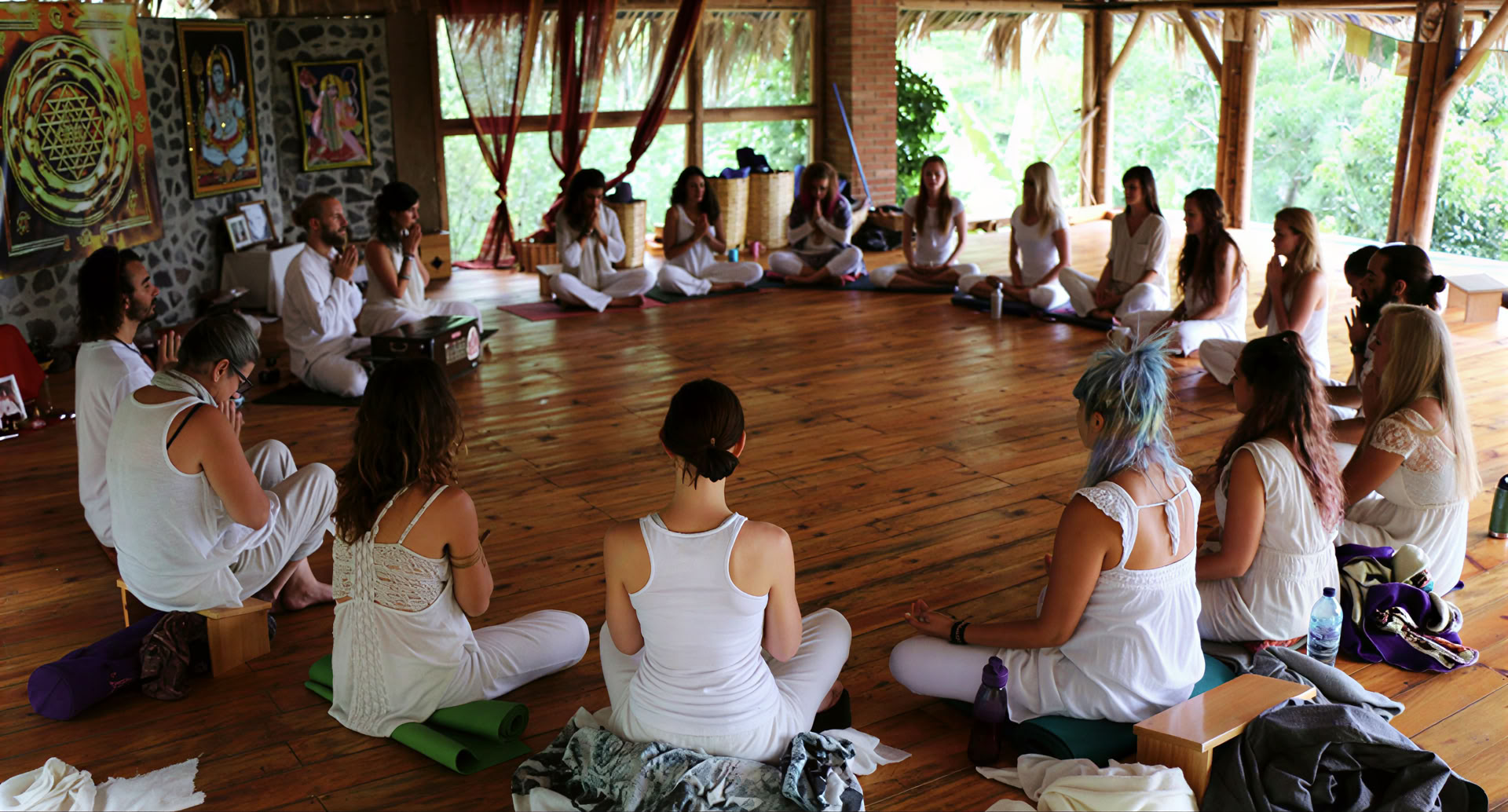 200-часовой курс RYT · Тоскана, Италия · сертифицировано Yoga Alliance