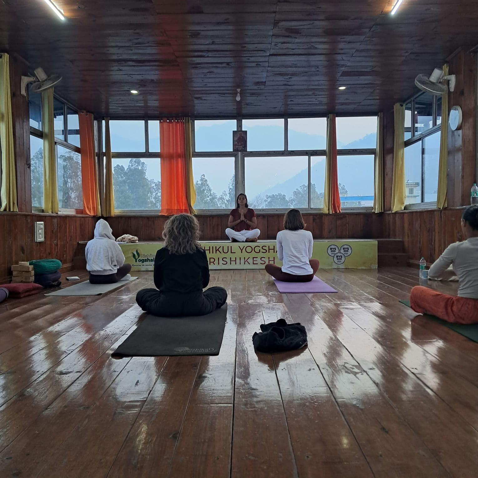 Rishikul Yogshala Rishikesh — курс подготовки преподавателей йоги в Ришикеше, Индия