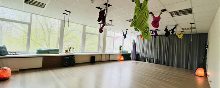 Студия воздушной терапии | Oro Yoga Vilnius | Aerial Yoga Lithuania